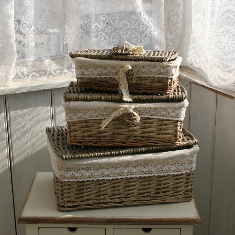 Proutěný koš s víkem a krajkou 30cm