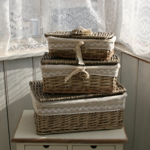 Proutěný koš s víkem a krajkou 35cm