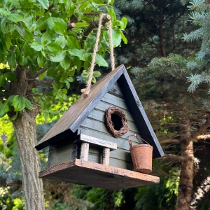 Ptačí budka s lavičkou a kbelíkem na vodu