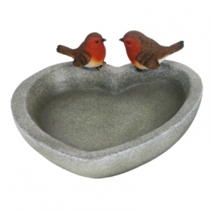 Ptačí krmítko do zahrady srdce s červenkami