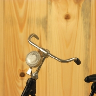 Replika dámského kola - chybějící gumová krytka řídítka