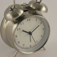 Retro budík silver 16cm - pouze jako dekorace dek4485