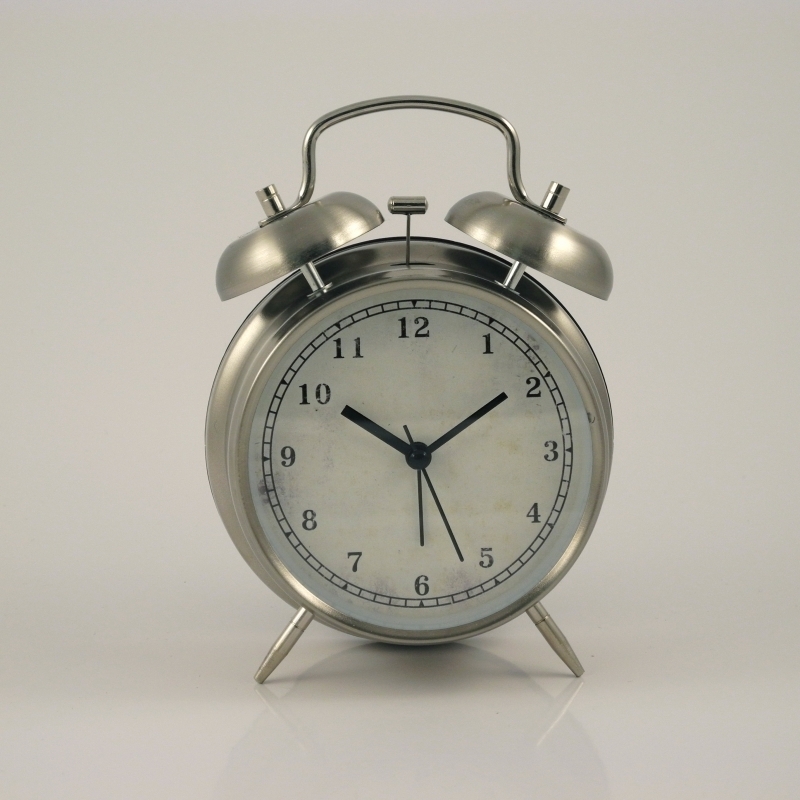 Retro budík silver 16cm - pouze jako dekorace dek4485