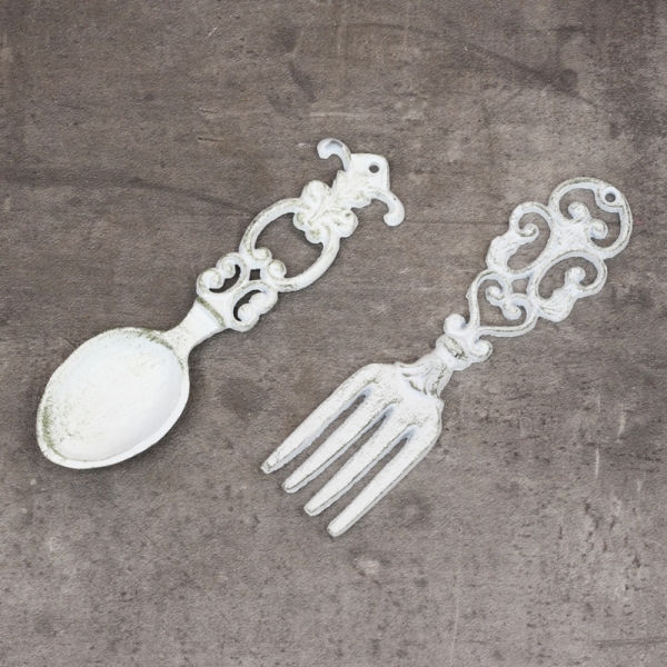 Retro dekorace litinová lžíce bílá 21,5cm