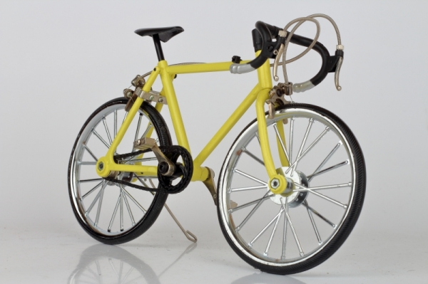 Retro kovový model žlutého kola 22x13cm