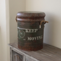 Retro kovový taburet s úložným prostorem Keep moving 31x36x31cm