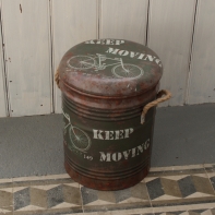 Retro kovový taburet s úložným prostorem Keep moving 31x36x31cm