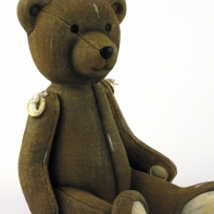 Retro medvěd s ohebnými tlapkami