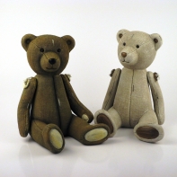 Retro medvěd s ohebnými tlapkami