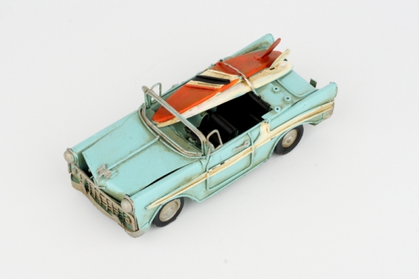 Retro model kovová limuzína se surfy 17cm