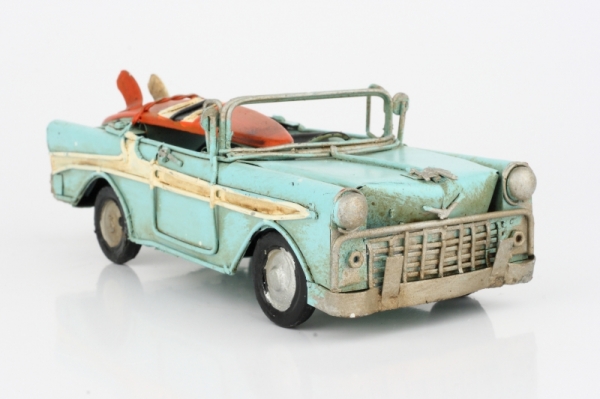 Retro model kovová limuzína se surfy 17cm