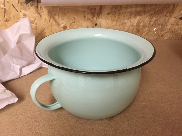 Retro nočník - oprýsknutý smalt mu sluší