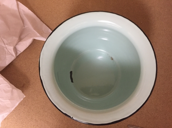 Retro nočník - oprýsknutý smalt mu sluší