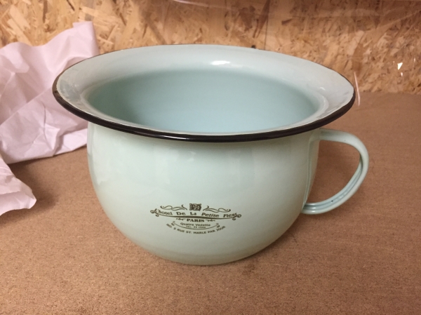 Retro nočník - oprýsknutý smalt mu sluší