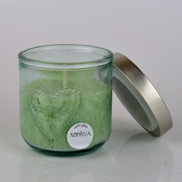 Ručně odlévaná svíčka ve skleněné dóze se srdcem kopřiva 190g