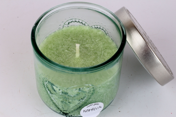 Ručně odlévaná svíčka ve skleněné dóze se srdcem kopřiva 190g