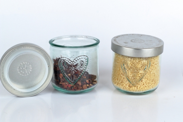 Ručně odlévaná svíčka ve skleněné dóze se srdcem rubínové jablko 190g