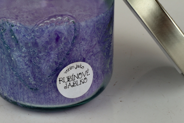 Ručně odlévaná svíčka ve skleněné dóze se srdcem rubínové jablko 190g