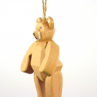 Ručně vyřezávaný medvídek na zavěšení 11 cm