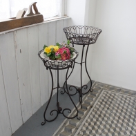 Sada dvou kovových stolků na květiny