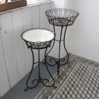 Sada dvou kovových stolků na květiny