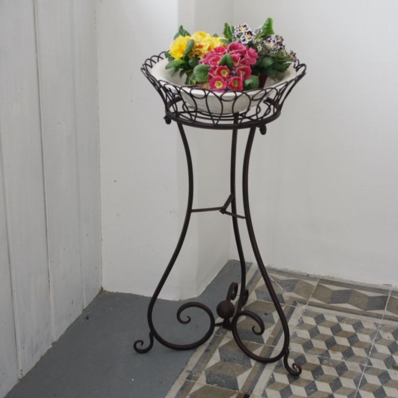 Sada dvou kovových stolků na květiny