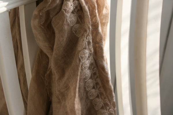 Šátek Zrnka písku 140x140cm