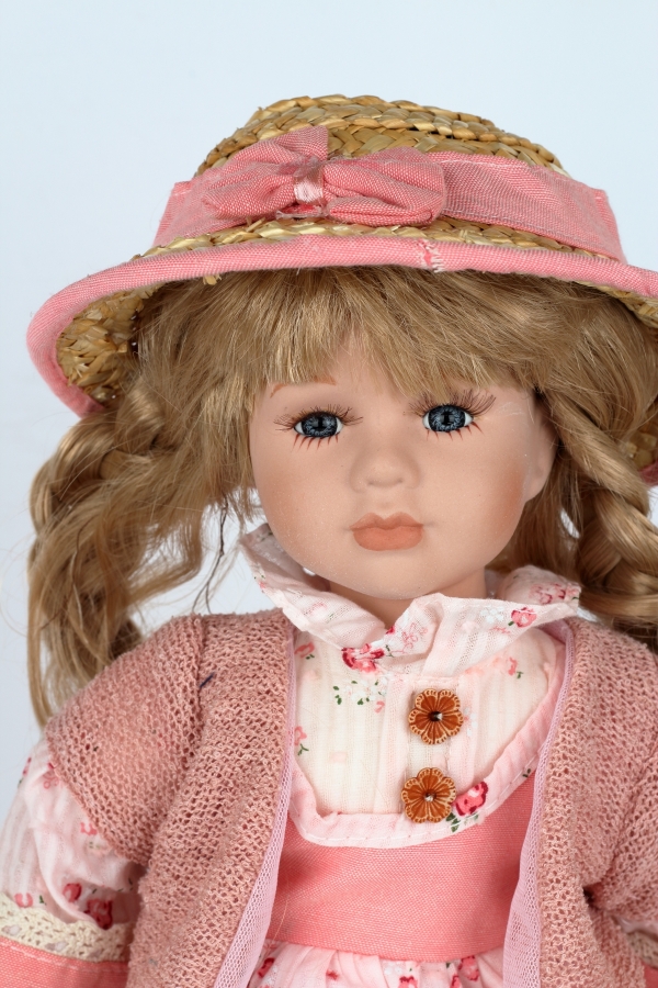 Sběratelská panenka Karin s taškou 42cm