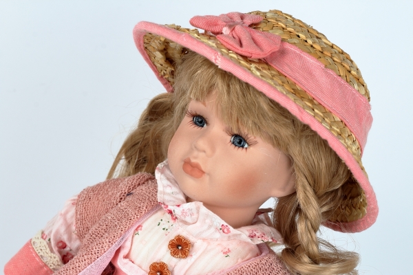 Sběratelská panenka Karin s taškou 42cm