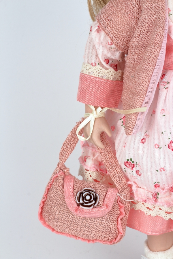 Sběratelská panenka Karin s taškou 42cm