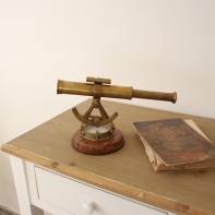 Sběratelský předmět teodolit s kompasem 18x23cm