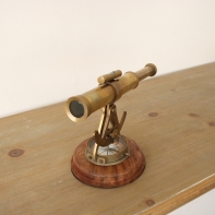 Sběratelský předmět teodolit s kompasem 18x23cm