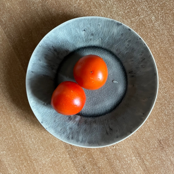 Šedý kameninový talíř Costa Nova Madeira 16cm