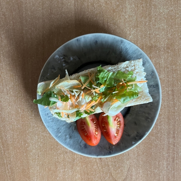 Šedý kameninový talíř Costa Nova Madeira 16cm