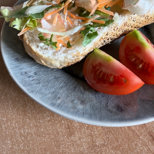 Šedý kameninový talíř Costa Nova Madeira 16cm