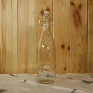 Skleněná láhev s pákovým uzávěrem Garden 1897 bílý text 27cm