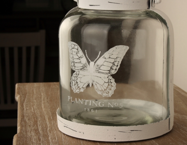 Skleněná lucerna s motýlem bílá 15,5x18x15,5cm