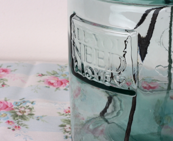 Skleněná váza All you need is love 26x22cm