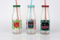 Sklenice s víčkem a brčkem- červená dek5220