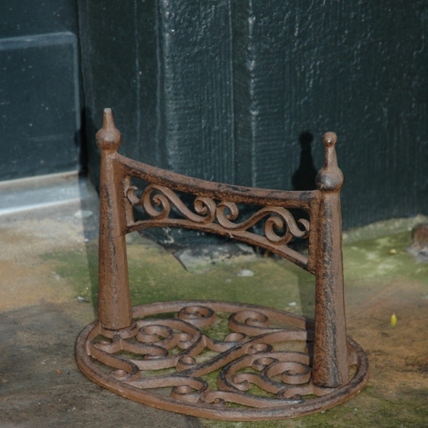 Škrabák na boty litinový s ornamenty