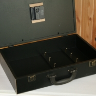 Skříňka jako kufřík s hodinami 36x11x24cm