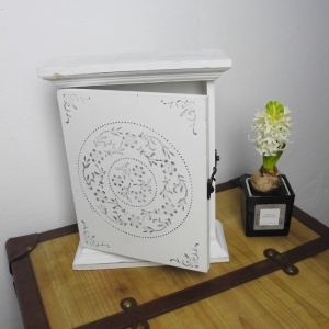 Skříňka na klíče s ornamentem 30,5x24cm