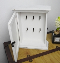 Skříňka na klíče s ornamentem 30,5x24cm