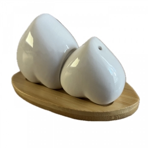 Slánka a pepřenka na stůl tácku z bambusu