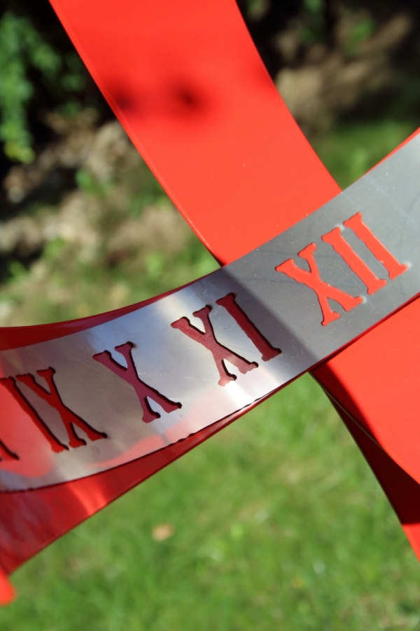 Sluneční hodiny červené 70x41x41cm