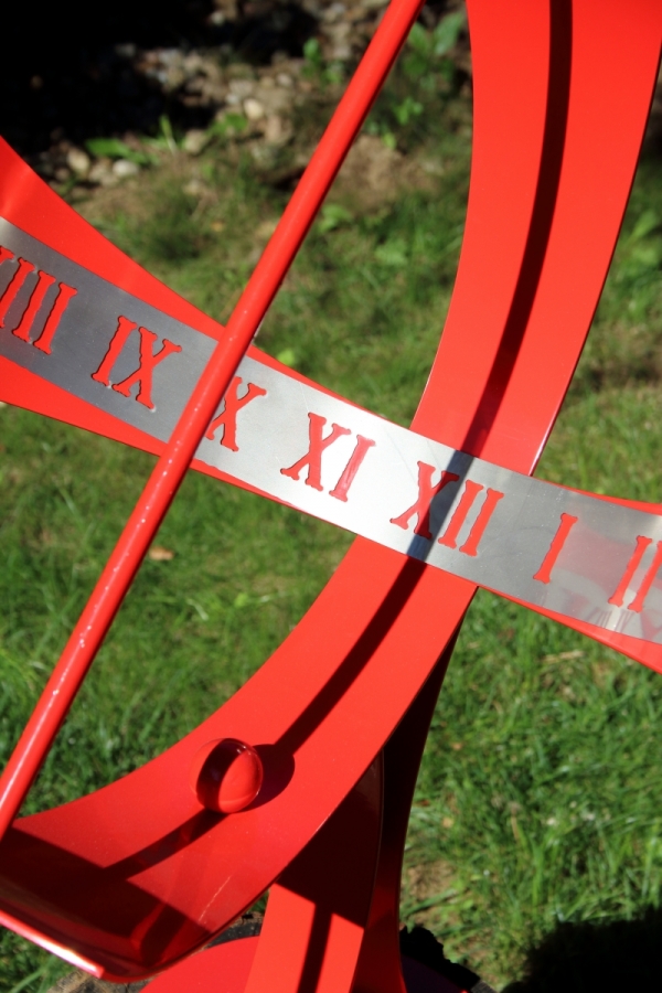 Sluneční hodiny červené 70x41x41cm
