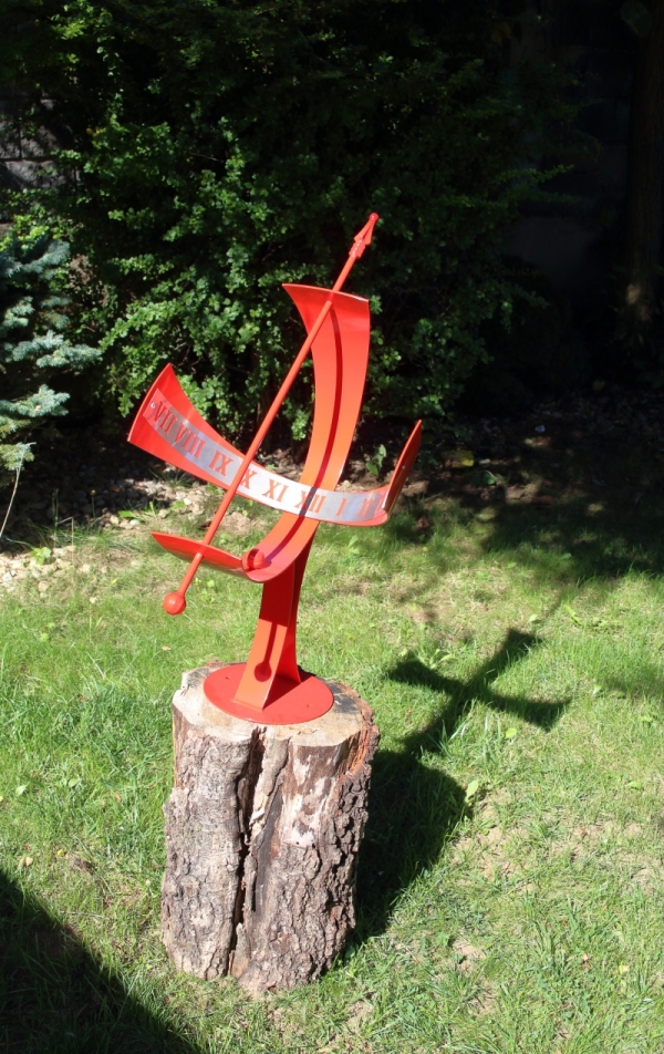 Sluneční hodiny červené 70x41x41cm