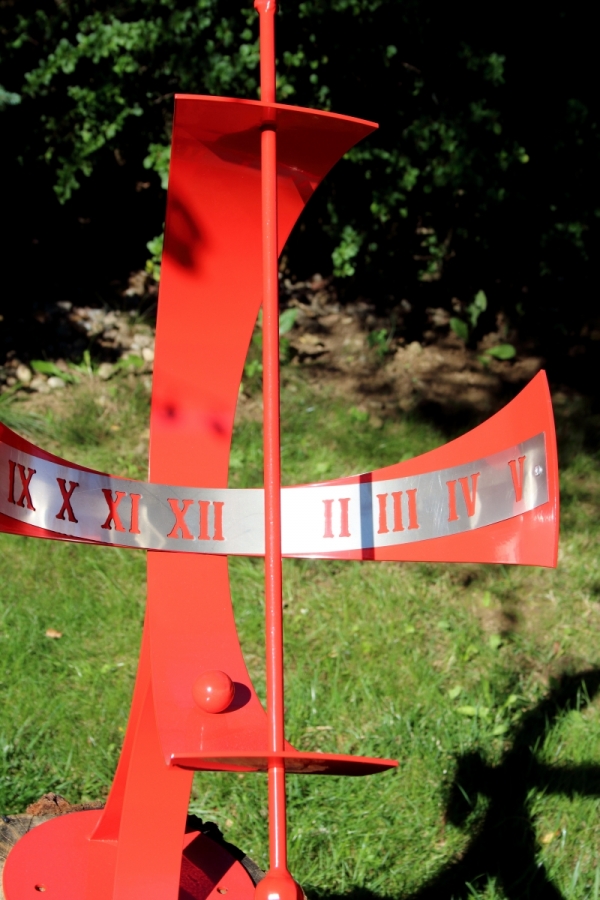 Sluneční hodiny červené 70x41x41cm