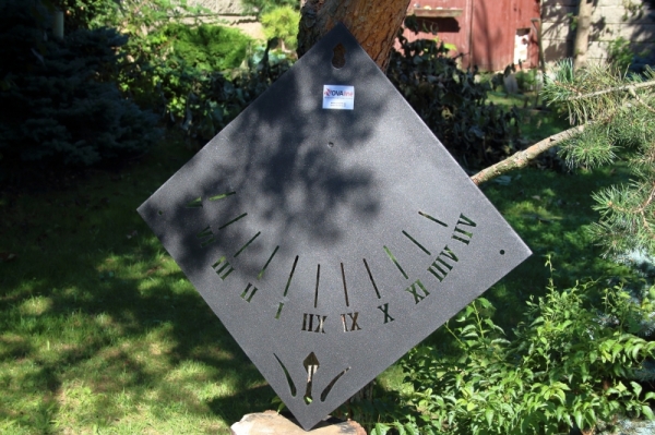 Sluneční hodiny na zeď černé