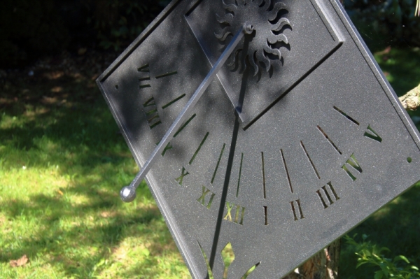 Sluneční hodiny na zeď černé